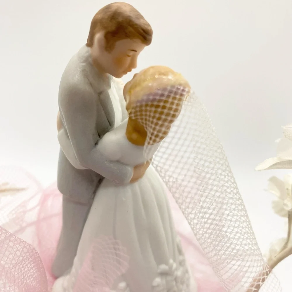 VTG 50s 60s Wedding Cake Topper Porcelain Bride & Groom Couple in Flower Arch